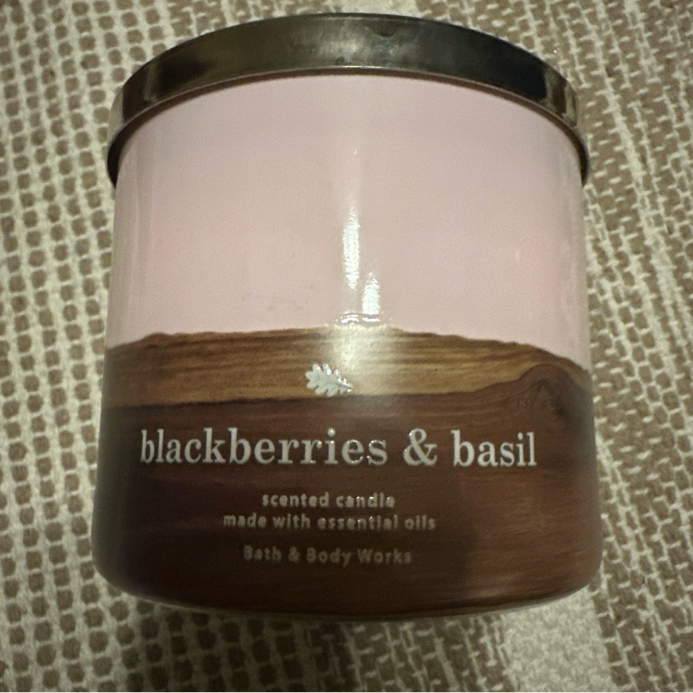 Bath & Body Works blackberries & basil Candle